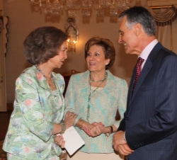 Su Majestad la Reina tras el almuerzo ofrecido en su honor en el Palacio de Belem, conversa con el Presidente de la República Portuguesa, Aníbal Cavac