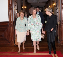 Doña Sofía es acompañada por la esposa del presidente de la República Portuguesa, María Cavaco Silva, y por la presidenta de la Asamblea de la Repúbli