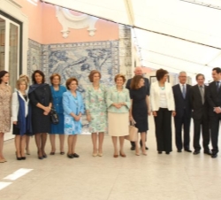 Fotografía de grupo de Su Majestad la Reina junto a la esposa del Presidente de Portugal, Maria Cavaco Silva y asistentes a la conferencia