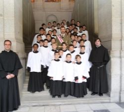 Don Felipe, con los niños de la Escolanía del Escorial, en la escalinata del Patio de Reyes