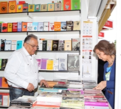 Doña Sofía observa los libros expuestos en una de las casetas de la feria