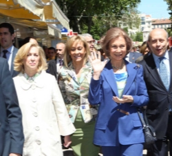 La Reina, junto al ministro de Educación, Cultura y Deporte, José Ignacio Wert, la consejera de Empleo, Turismo y Cultura de la Comunidad de Madrid, A