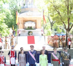Sus Majestades los Reyes y Sus Altezas Reales los Príncipes de Asturias, durante el homenaje a los que dieron su vida por España