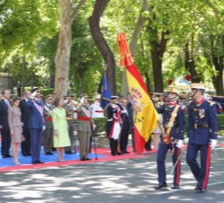 Sus Majestades los Reyes junto a Sus Altezas Reales los Príncipes de Asturias, durante el desfile de la Compañía de Honores de la Guardia Real