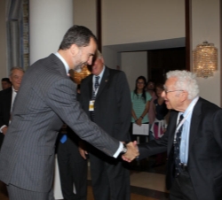 Don Felipe recibe el saludo de Murray Gell-Mann, premio Nobel de Física 1969