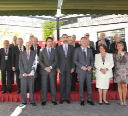 Fotografía de grupo de las autoridades asistentes con los Premios Nobel miembros del Jurado de los Premios Rey Jaime I asistentes
