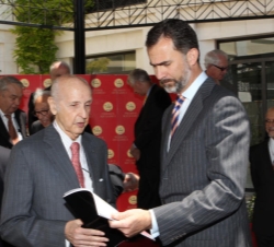 S.A.R. el Príncipe de Asturias conversa con el profesor Santiago Grisolía, presidente ejecutivo de los Premios Rey Jaime I y vicepresidente de la Fund