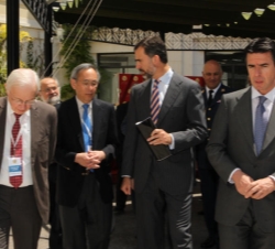 S.A.R. el Príncipe de Asturias, con el ministro de Industria, Energía y Turismo, José Manuel Soria, el premio Nobel de Física 1997, Steven Chu, y el p