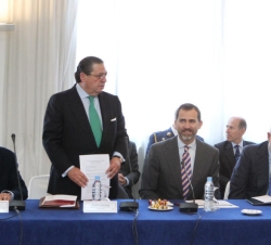 Don Felipe, junto al presidente de la Asociación Valenciana de Empresarios, Vicente Boluda, y Juan Roig