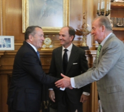 Don Juan Carlos recibe el saludo de José Luis López Gómez, en presencia del presidente de Patentes Talgo, Carlos Palacio Oriol