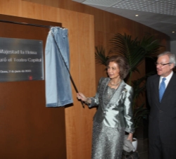 Doña Sofía descubre una placa conmemorativa en presencia del presidente de la Región de Murcia, Ramón Luis Valcárcel