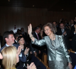 Doña Sofía es recibida con aplausos a su llegada a la sala principal del Teatro Capitol