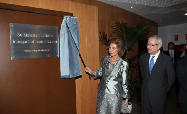 Doña Sofía descubre una placa conmemorativa en presencia del presidente de la Región de Murcia, Ramón Luis Valcárcel