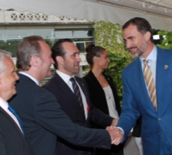 Su Alteza Real el Príncipe de Asturias es saludado por el presidente de la Generalitat Valenciana, Alberto Fabra Part
