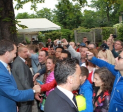 Don Felipe saluda a algunos de los aficcionados que fueron a recibirle al Estadio de Roland Garros