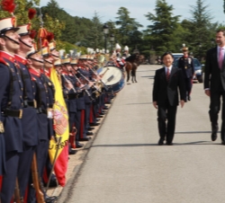 El Príncipe de Asturias y el Príncipe Heredero del Japón pasan revista a las tropas