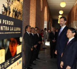 El Príncipe de Asturias y el Príncipe Naruhito observan el cartel de la exposición