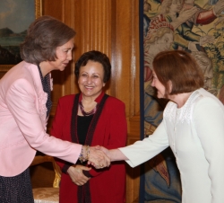 Doña Sofía recibe el saludo de Mairead Maguire, en presencia de Shirin Ebadi