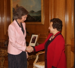 Su Majestad la Reina recibe el saludo de Shirin Ebadi