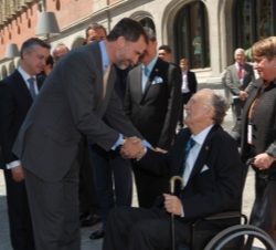 Don Felipe recibe el saludo del alcalde de Bilbao, Iñaki Azkuna
