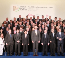 Don Felipe y las autoridades, con los alcaldes y representantes municipales asistentes a la Cumbre Mundial de Alcaldes