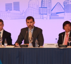 Don Felipe, junto al lehendakari del Gobierno Vasco y el ministro de Desarrollo de Singapur, durante su intervención