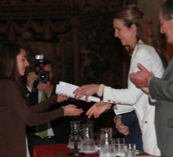 Doña Elena entrega el premio a una de los niñas galardonadas