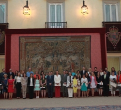 Doña Elena y las personalidades asistentes, con los niños y profesores premiados