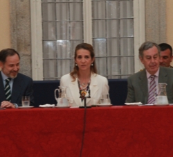 Doña Elena, en la mesa presidencial, junto al presidente del Consejo de Administración del Patrimonio Nacional, José Rodríguez-Spiteri, y el subsecret
