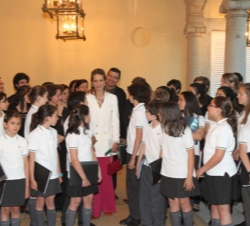 Doña Elena, con los niños de los coros que participaron en el acto de entrega de premios