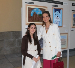 Doña Elena, con la alumna ganadora del primer premio