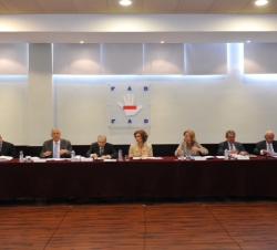 Vista de la mesa presidencial durante la reunión del Patronato de la FAD