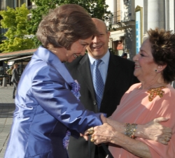 Su Majestad recibe el saludo de Teresa Berganza, en presencia del ministro Wert, a su llegada al Teatro Real