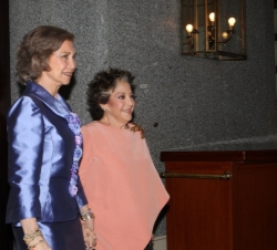 Doña Sofía y Teresa Berganza, a la entrada del Teatro Real