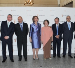 La Reina y Teresa Berganza, con las personalidades que acudieron al Teatro Real a rendir homenaje a la cantante