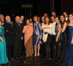 Su Majestad la Reina junto a Teresa Berganza, el ministro Wert y artistas participantes en la gala