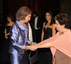 Doña Sofía felicita a Teresa Berganza al término de la gala