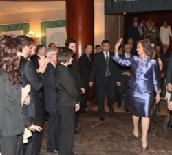 La Reina y el ministro Wert, a la salida del Teatro Real