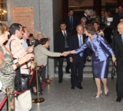 La Reina saluda al público una vez finalizada la gala homenaje a Teresa Berganza
