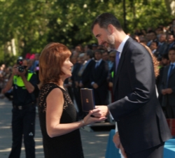 Su Alteza Real el Príncipe de Asturias entrega la Medalla al Mérito Profesional a Mercedes Diéguez, madre del policía fallecido José Antonio Conde