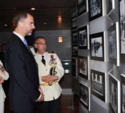 Don Felipe durante su visita por la exposición fotográfica sobre la Policía Municipal