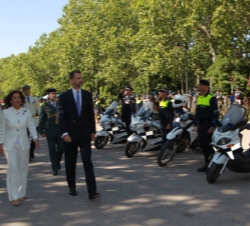 Su Alteza Real el Príncipe de Asturias acompañado por la alcaldesa de Madrid y el inspector jefe del Cuerpo de la Policía Municipal de Madrid pasa rev
