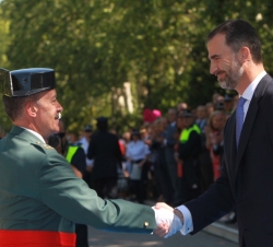 El Príncipe Don Felipe entrega la Medalla de Policía Municipal al teniente general de la Guardia Civil, Pablo Martín Alonso