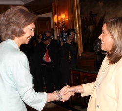 Doña Sofía recibe el saludo de la ministra de Sanidad, Servicios Sociales e Igualdad, Ana Mato