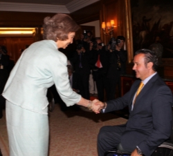 Su Majestad la Reina es saludada por el director del Real Patronato y secretario del Consejo del Real Patronato sobre Discapacidad, Ignacio Tremiño Gó