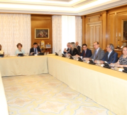 Vista de la mesa en un momento de la reunión del Consejo del Real Patronato sobre Discapacidad