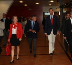 Don Felipe, acompañado por Theresa Zabell, se dirigen a la Sala Lausanne del Beaulieu Congress Center, donde tendrá lugar el ensayo técnico