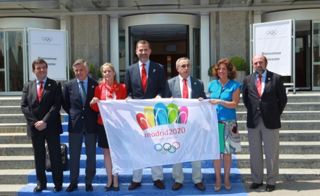 Su Alteza Real el Príncipe de Asturias y los miembros de la candidatura sostienen la bandera de Madrid 2020
