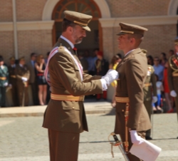 El Príncipe de Asturias impone la Cruz del Mérito Militar con distintivo Blanco al teniente de Artillería, Darío San Millán Pérez