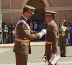 El Príncipe Don Felipe impone la Cruz del Mérito Militar con distintivo Blanco al teniente de Artillería, Rubén López Martín